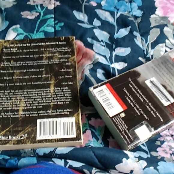 Teen books - Picture 2 of 2